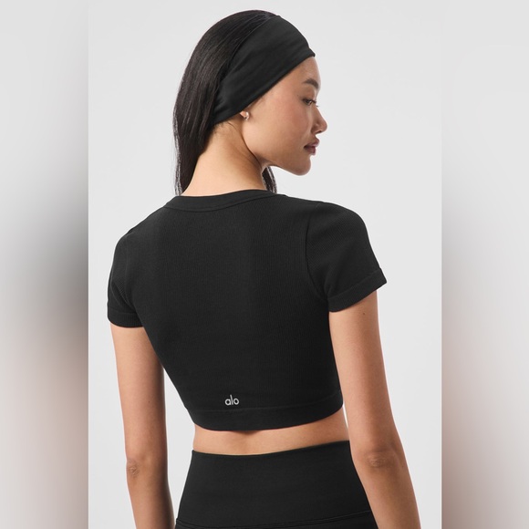 ALO Seamless Ribbed Cropped Serene Short Sleeve - Picture 3 of 6